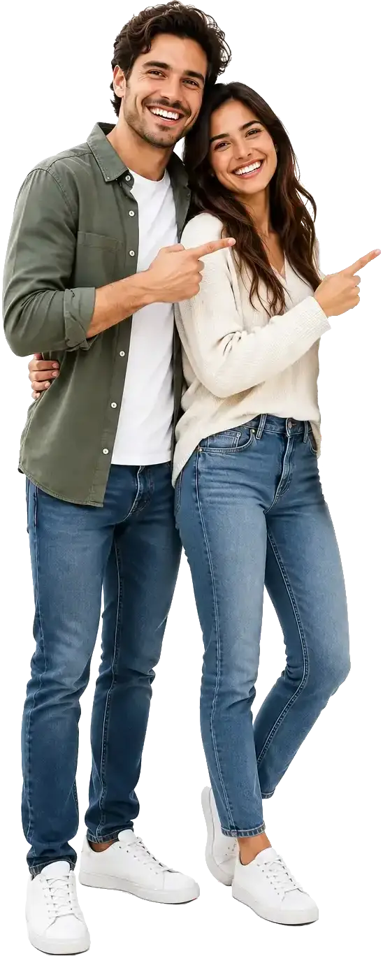 Novios felices señalando los planes de invitaciones